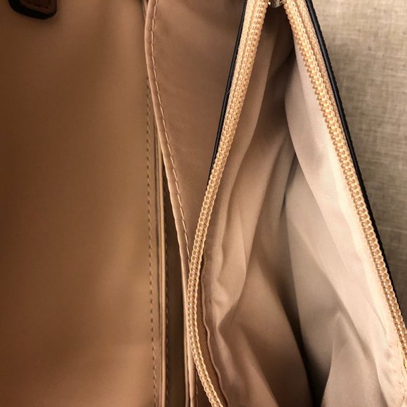 AUTHENTIC & NEW Classic Guess Shoulder/Crossbody Purse. - Picture 6 of 13